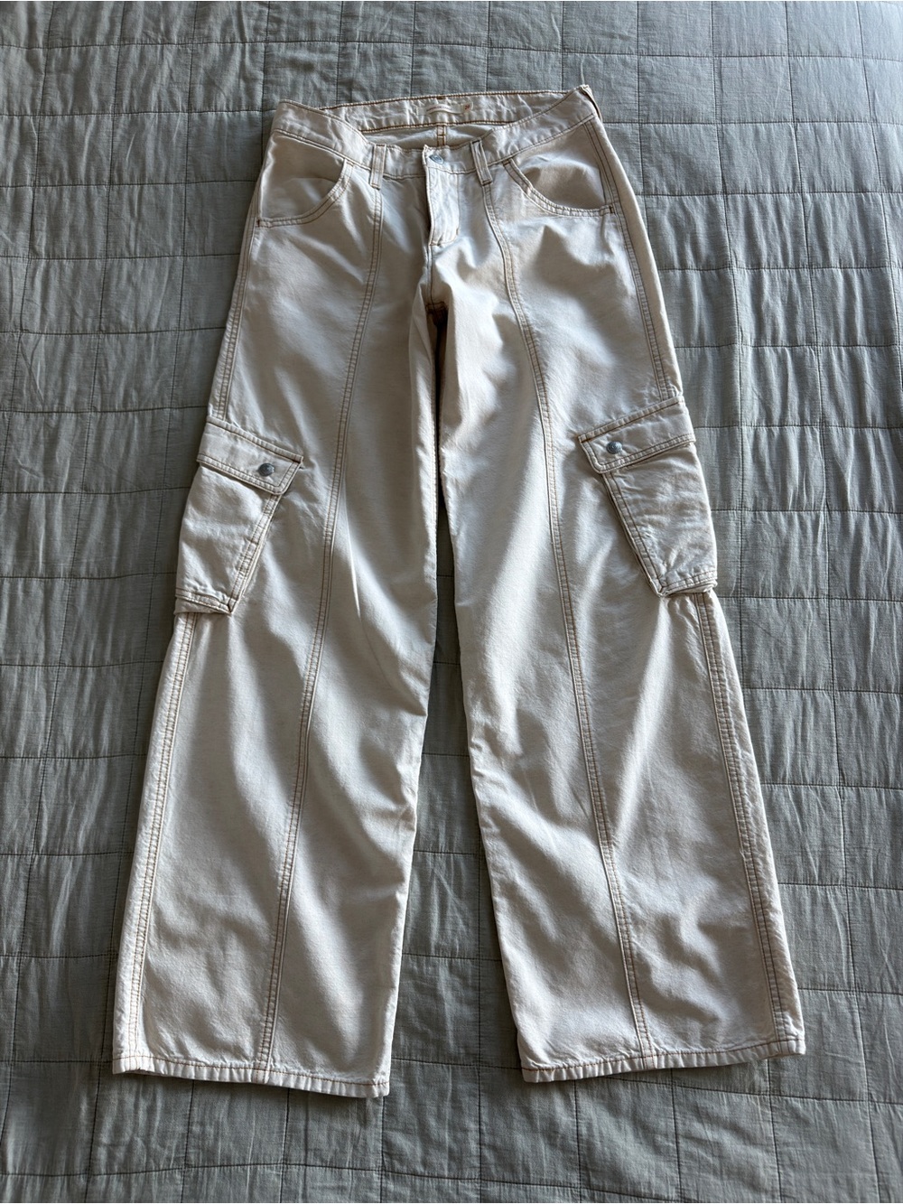 Levi’s Low Rise Cargo Pants – Cream, Size 26
